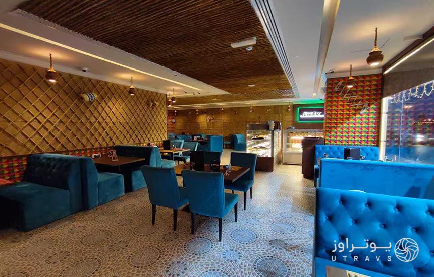 تصویری از نمای داخلی یک رستوران با مبلمان آبی در نزدیکی میدان ساعت دبی